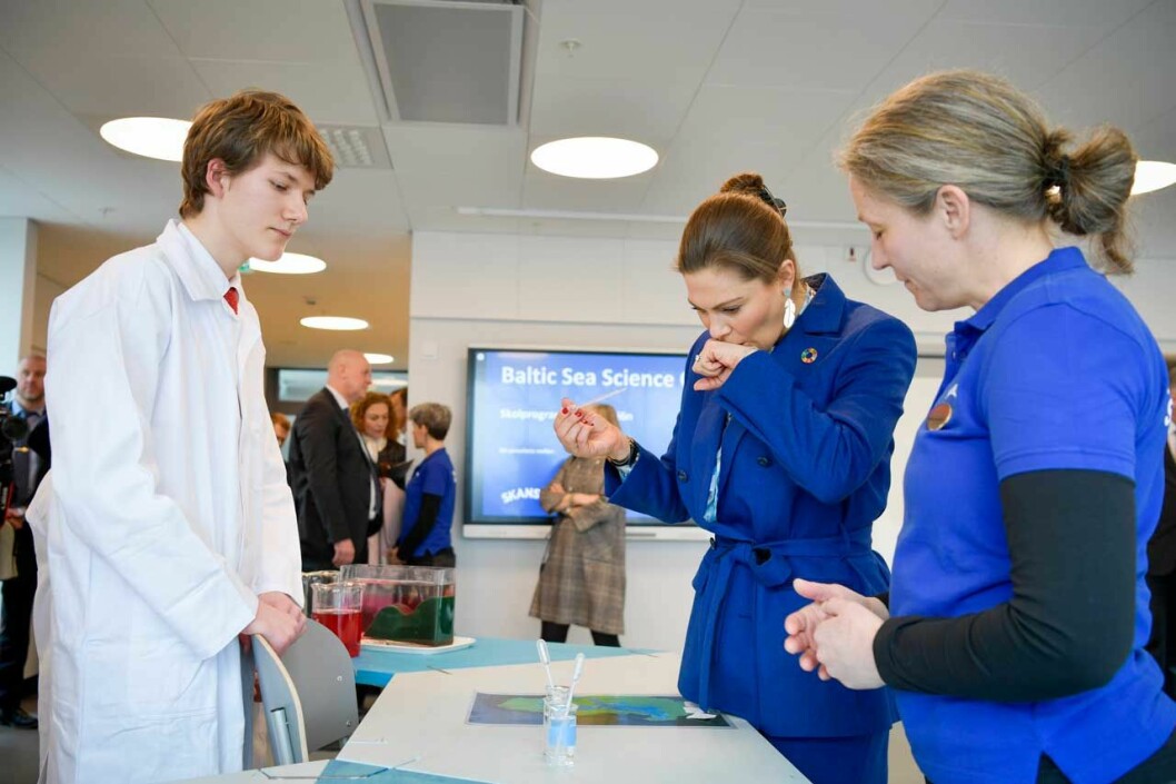 Victoria testar salthalten på vattnet vid invigningen.