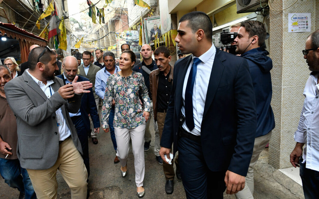 Kronprinsessan Victoria och prins Daniel i flyktinglägret Burj Al-Barajneh i Beirut.