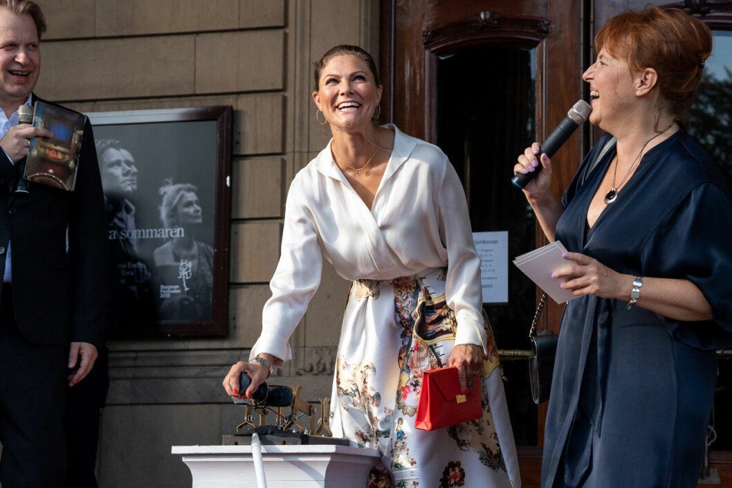 Kronprinsessan Victoria tände neondämonen