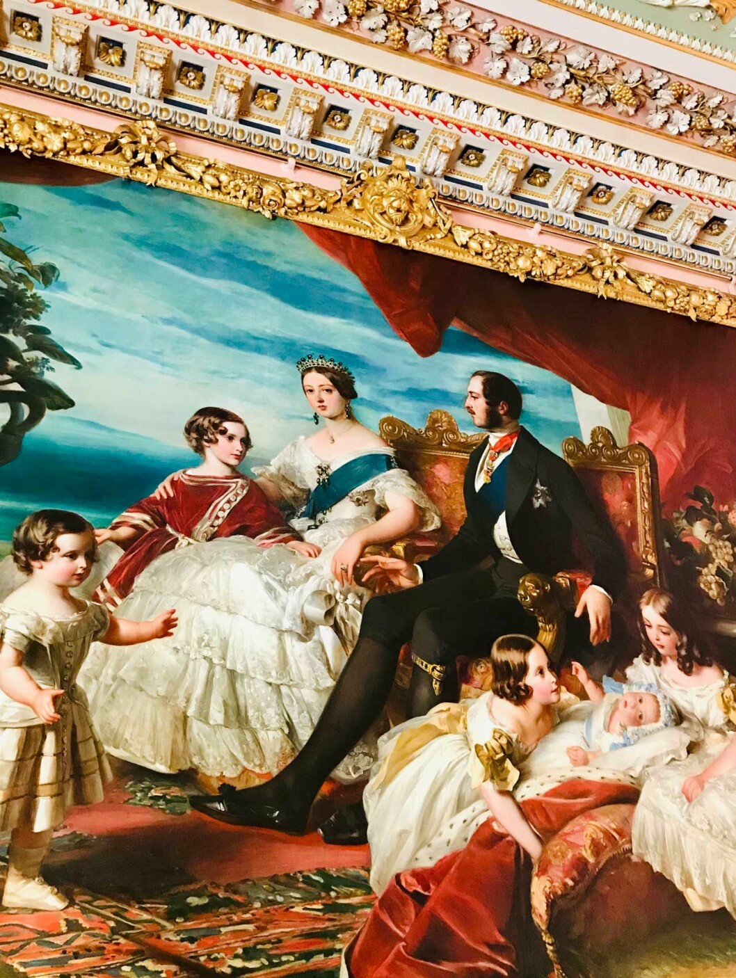 Drottning Victoria och prins Albert med fem av sina nio barn. Själva lyckades de få till ett av den tidens lyckligaste kungliga äktenskap. Den klassiska jättemålningen av drottning Victoria och prins Albert med fem av sina nio barn.