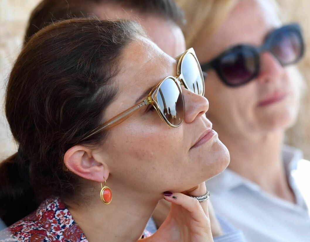 ”Det finns ingenting så tråkigt som att inte lyssna” brukar drottning Silvia säga, och det har kronprinsessan Victoria också tagit till sig.