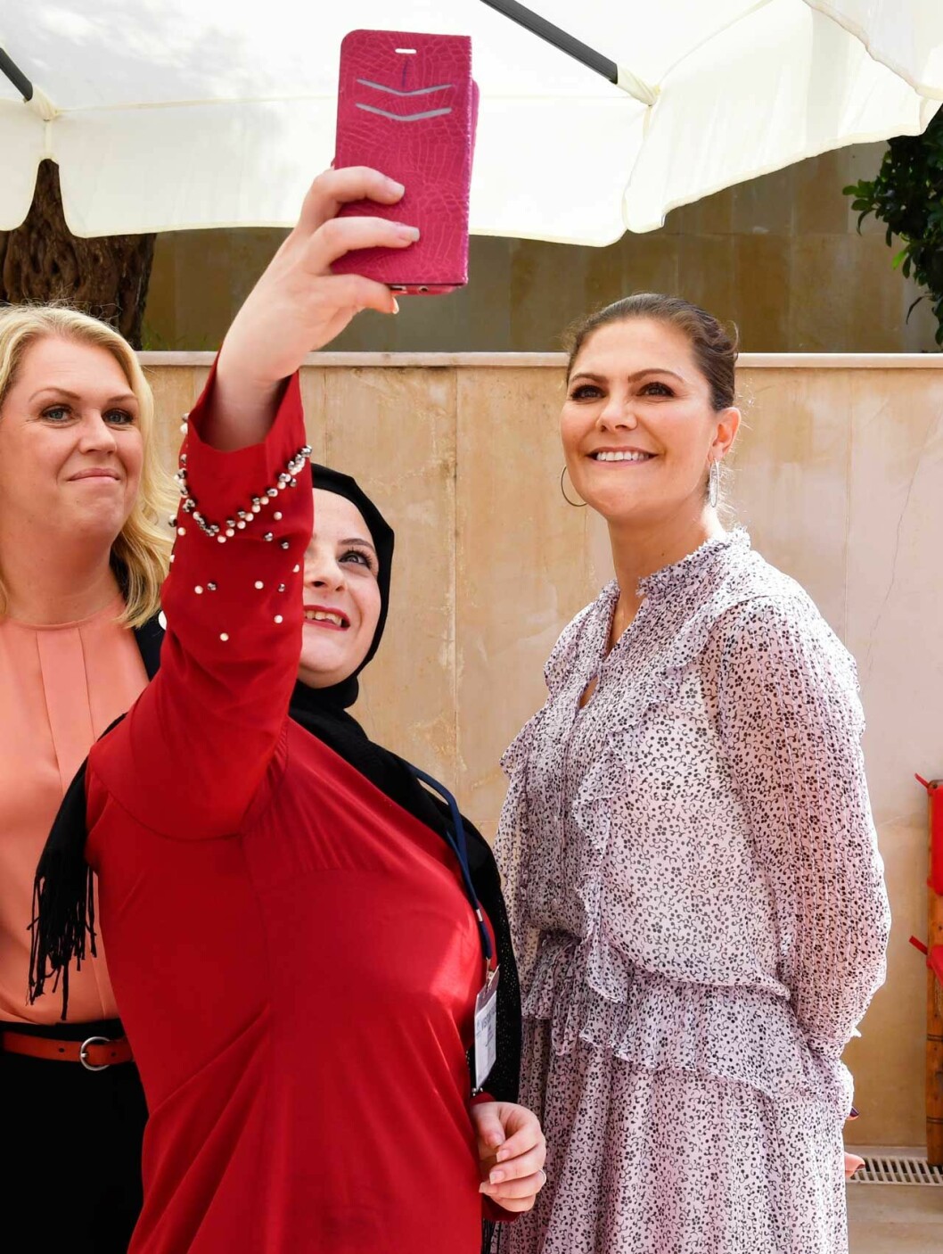 Kronprinsessan ställer gärna upp på en selfie, som här i Libanons huvudstad Beirut.