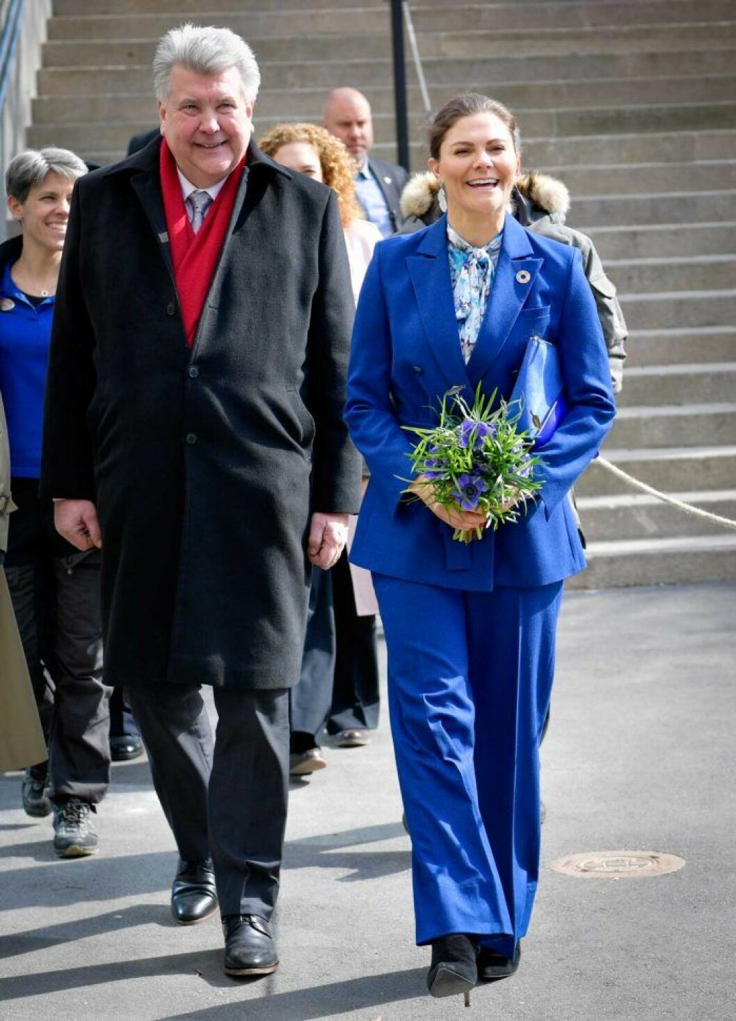 Victoria i kostym från Rodebjer och blus från Camilla Thulin. Victoria i kostym från Rodebjer