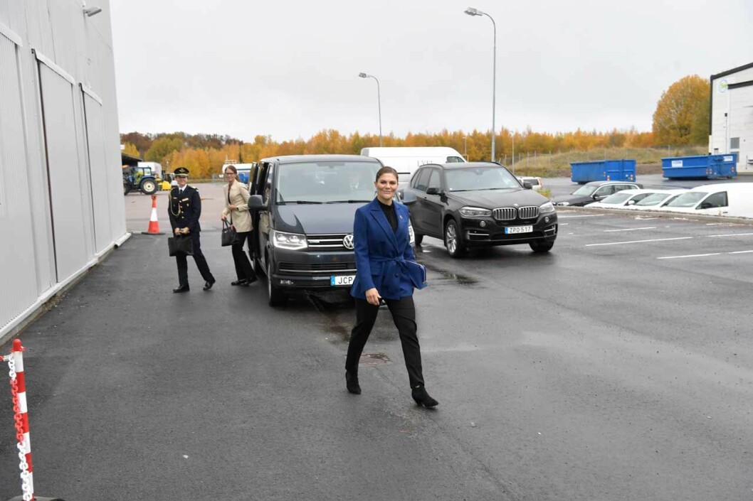 Victoria på torsdag morgon – i skor från Acne… Victoria i blå blazer och skor från Acne
