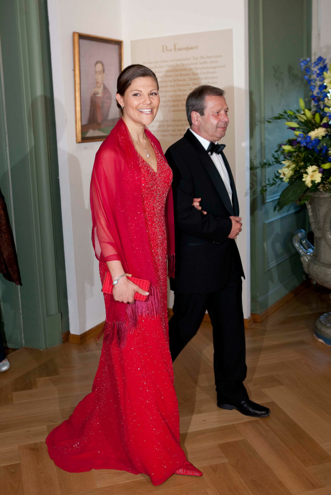 På väg till bröllopsmiddagen. Victoria hade brudens far till bordet. Kronprinsessan victoria med brudens far