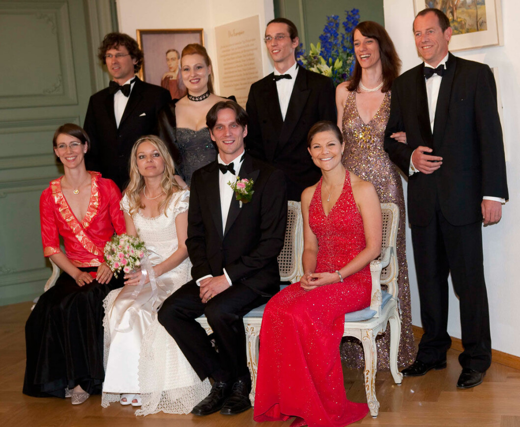Syskonen Bernadotte samlade i soffan med sin hedersgäst Victoria. Fr v Bettina med sin man Philipp Haug, Björn med sin brud Sandra, ovanför dem Diana, Christian och Catherina med maken Romuald Ruffing. Syskonen Bernadotte, kronprinsennan Victoria. Fr v Bettina med sin man Philipp Haug, Björn med sin brud Sandra, ovanför dem Diana, Christian och Catherina med maken Romuald Ruffing.