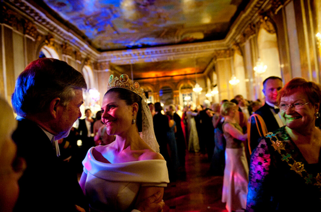 Den lyckliga bruden byter några ord med talmannen Björn von Sydow. Kronprinsessan Victorias privata bild inifrån bröllopsfesten 19 juni 2010.