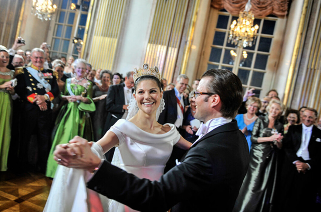 Victoria och Daniel mitt under bröllopsvalsen. Stegen satt – de hade ju haft Let’s Dance-dansaren Annika Sjöö som privatlärare! Kronprinsessan Victorias privata bild inifrån bröllopsfesten 19 juni 2010.