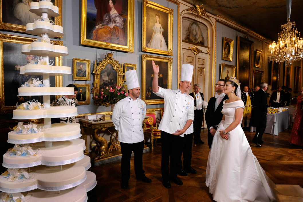 Victorias och Daniels gigantiska bröllopstårta på sin plats i Bernadottegalleriet. Kronprinsessan Victoria framför bröllopstårtan i Bernadottegalleriet 2010.