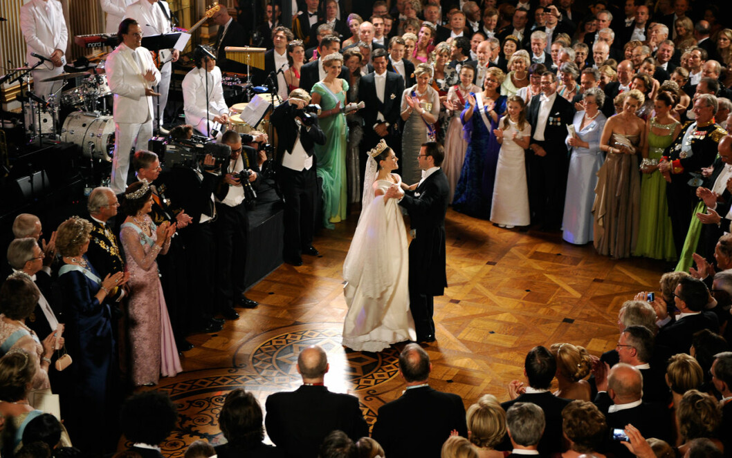 Precis på samma fläck i Vita havet tog Victoria och Daniel sina första danssteg som nygifta, till Johann Strauss wienervals Frühlingsstimmen. Kronprinsessan Victoria och prins Daniel och bröllopsvalsen 2010