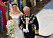 Kronprinsessan Victoria i sin bröllopsklänning eskorterad av pappa kungen