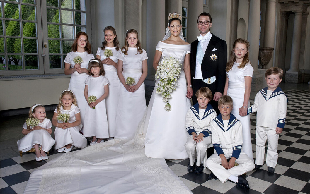 Kronprinsessan Victoria och kronprins Daniel poserar med sina näbbar efter vigseln i Storkyrkan i Stockholm. Hur många känner du igen?