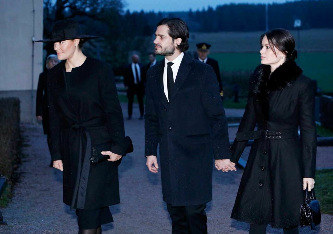 Kronprinsessan Victoria med prins Carl Philip och prinsessan Sofia, som gick hand i hand. Kronprinsessan Victoria på Oscis Bernadottes begravning i Rasbo kyrkan. Här med prins Carl Philip och prinsessan Sofia, som gick hand i hand.