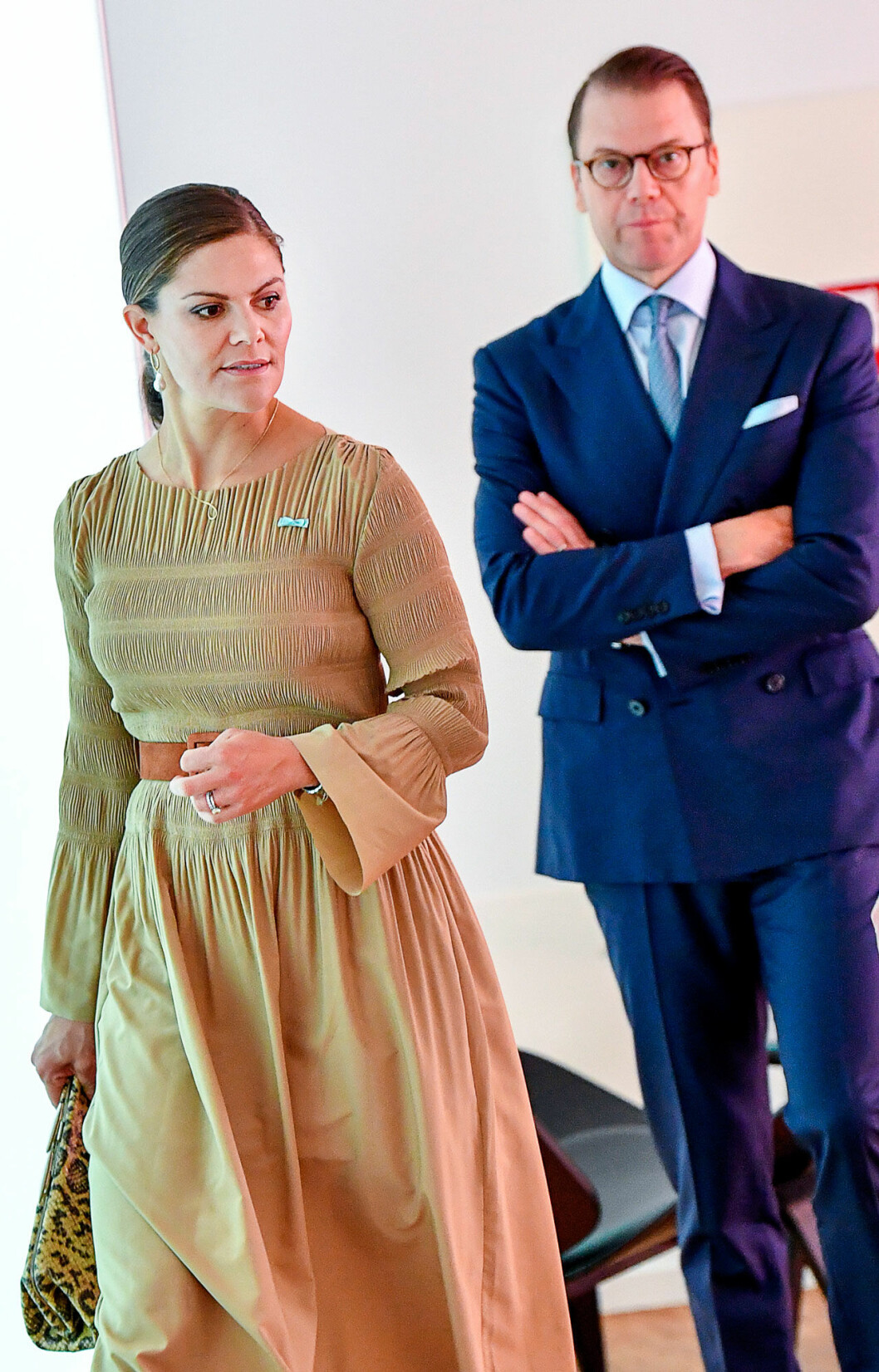 Tre steg bakom, en vanlig syn. Prins Daniel går tre steg bakom sin fru kronprinsessan Victoria.