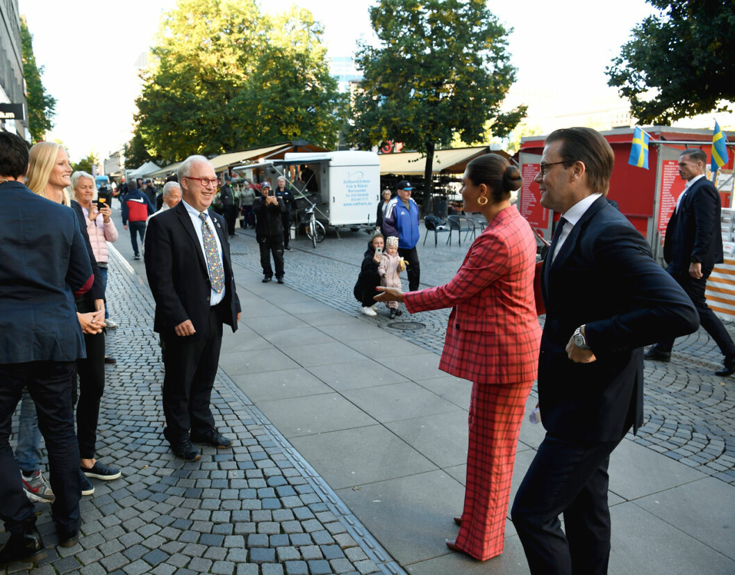 Landshövding Per Bill tar emot, och till vänster skymtar Carolina Klüft. Kronprinsessan Victoria och prins Daniel i Gävle med Gen Pep