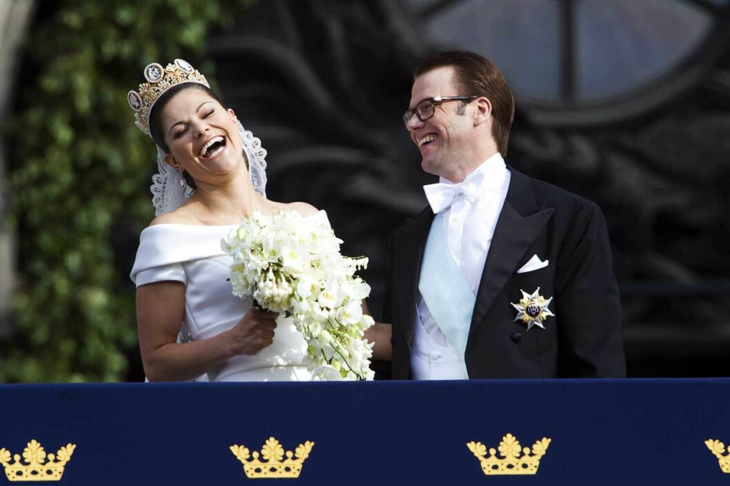 Kronprinsessans brudbukett bestod av en blandning av traditionella svenska sommarblommor och mer exotiska. Samtliga blommor var vita och buketten var bunden i en fri droppform. Följande blommor fanns i Victorias bukett: konvalj, ros, phalaeonopsisorkidé, pion, klematis, rosenskära, doftranka, luktärt, fänrikshjärta, mårbackapelargon, amazonlilja, gardenia, azalea, löjtnantshjärta, samt den traditionella myrten från Sofiero. Victorias vackra brudbukett