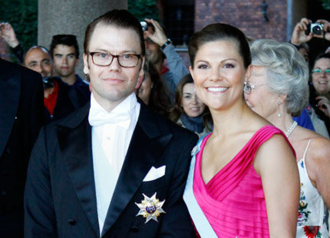Prins Daniel och kronprinsessan Victoria står nära Leoni och Karl-Johan Persson. Prins Daniel och kronprinsessan Victoria står nära Leoni och Karl-Johan Persson.