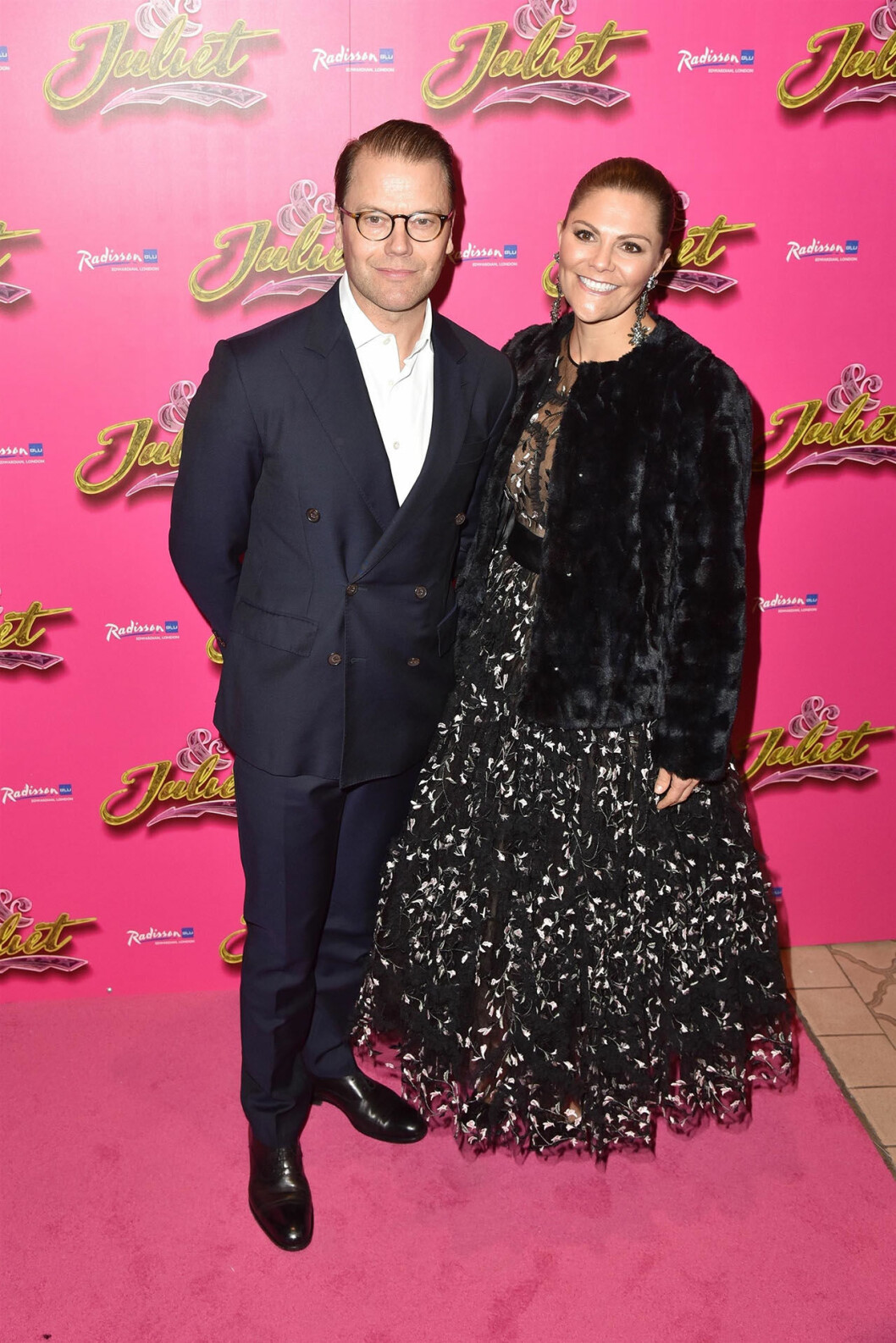 Victoria och Daniel missade firandet på slottet eftersom de deltog i premiären av musikalen & Juliet i London. Victoria och Daniel