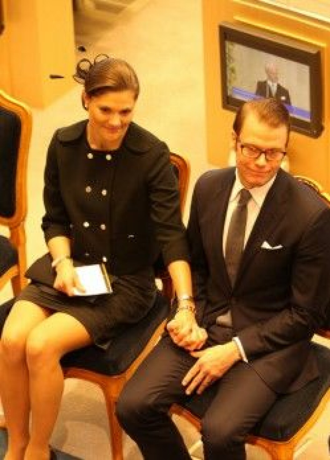 Kronprinsessan och prinsen på plats i riksdagen. Kronprinsessan och prinsen på plats i riksdagen.