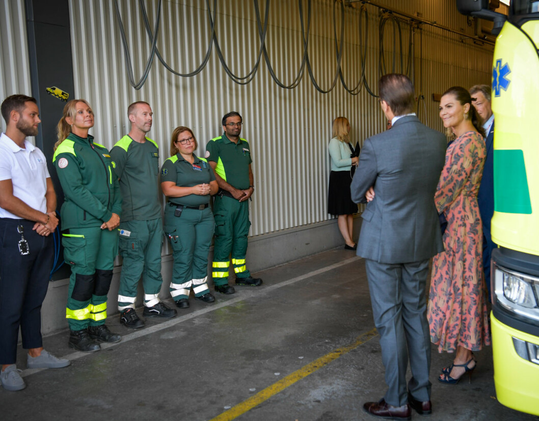 Victoria och Daniel med några av dem som stått i frontlinjen under pandemin. Kronprinsessan Victoria och prins Daniel hyllar ambulanssjukvården.