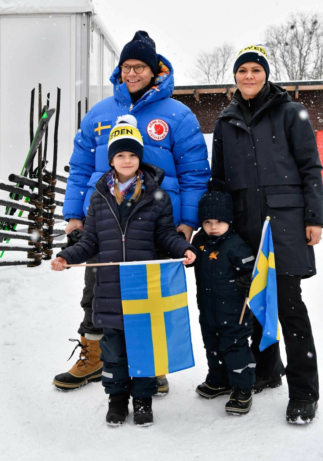 Prins Daniel, kronprinsessan Victoria, prinsessan Estelle och prins Oscar mellan de två åken! Prins Daniel, kronprinsessan Victoria, prinsessan Estelle och prins Oscar mellan de två åken!