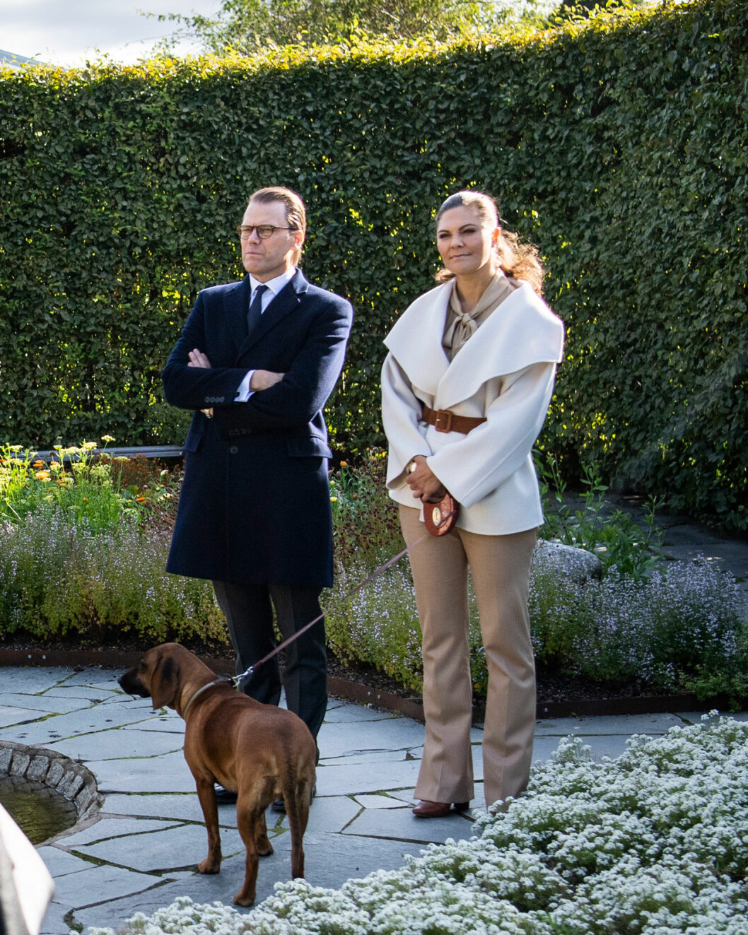Här har Victoria tagit över kopplet. Hennes egen hund, cavapoon Rio, fick stanna hemma. Kronprinsessan Victoria prins Daniel kungens hund Brandie