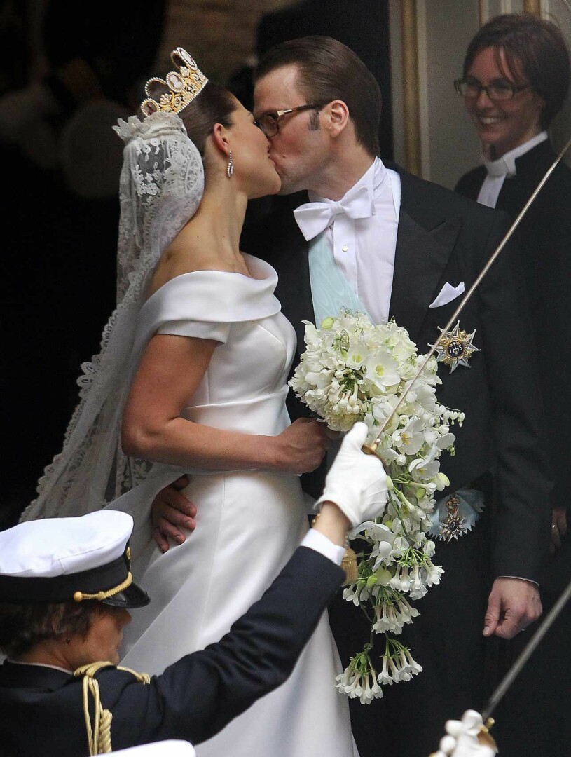 Victoria och Daniels kärlekshistoria slutade som bekant lyckligt! Här i en känslosam kyss på bröllopet 2010. Kronprinsessan Victoria och prins Daniels bröllopskyss