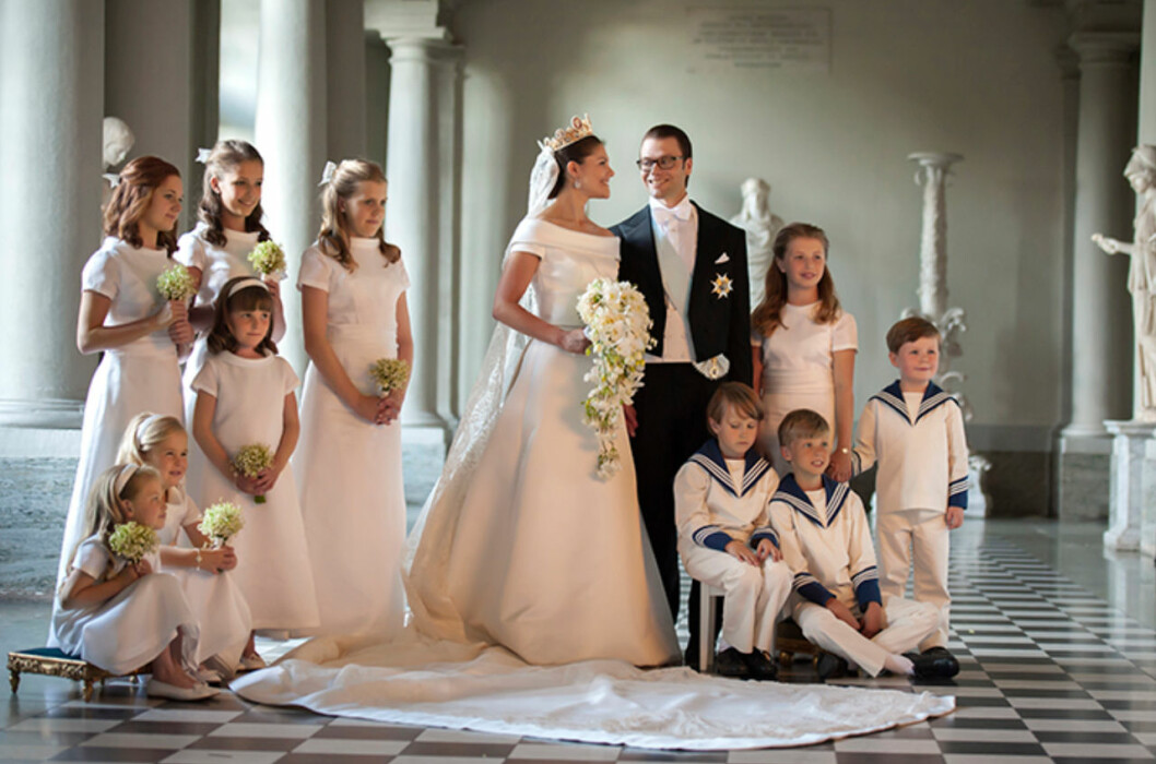 Den blicken och det leendet… En privatare version av den officiella bröllopsbilden. Och näbbarna du ser är Daniels systerdotter Vera Blom, kronprinsessan Catharina-Amalia av Nederländerna, Giulia och Vivien Sommerlath, prinsessan Ingrid Alexandra, Madeleine von Dincklage, Léopold Sommerlath, Hedvig Blom, Ian De Geer och prins Christian av Danmark. Kronprinsessan Victoria och prins Daniel med näbbarna Vera Blom, kronprinsessan Catharina-Amalia av Nederländerna, Giulia och Vivien Sommerlath, prinsessan Ingrid Alexandra, Madeleine von Dincklage, Léopold Sommerlath, Hedvig Blom, Ian De Geer och prins Christian av Danmark.
