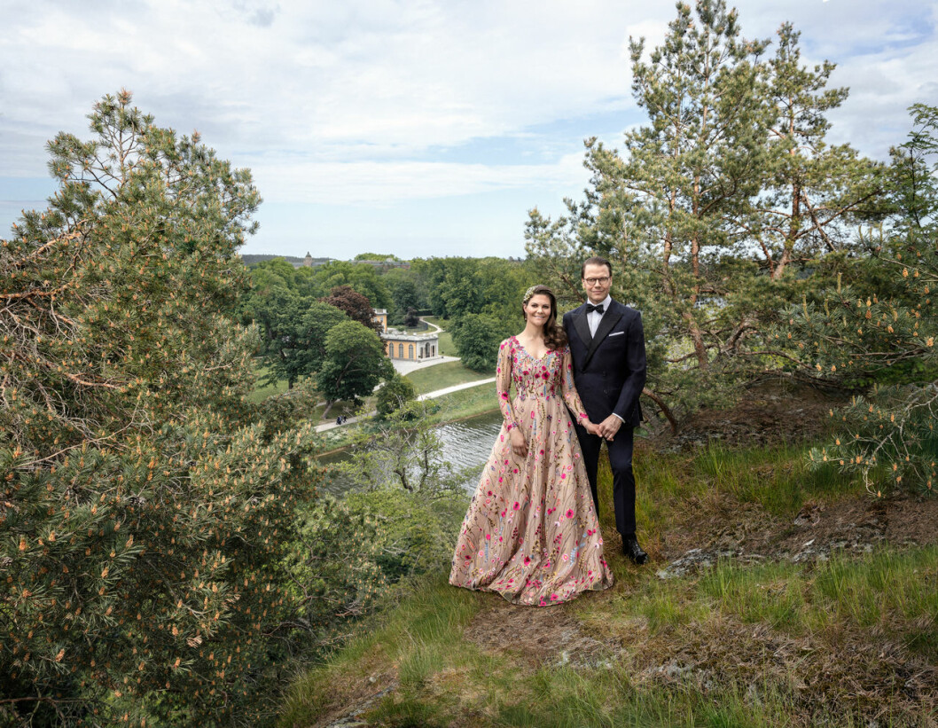 Den nya bilden på Victoria och Daniel togs i början av juni. Kronprinsessan Victoria och prins Daniel.
