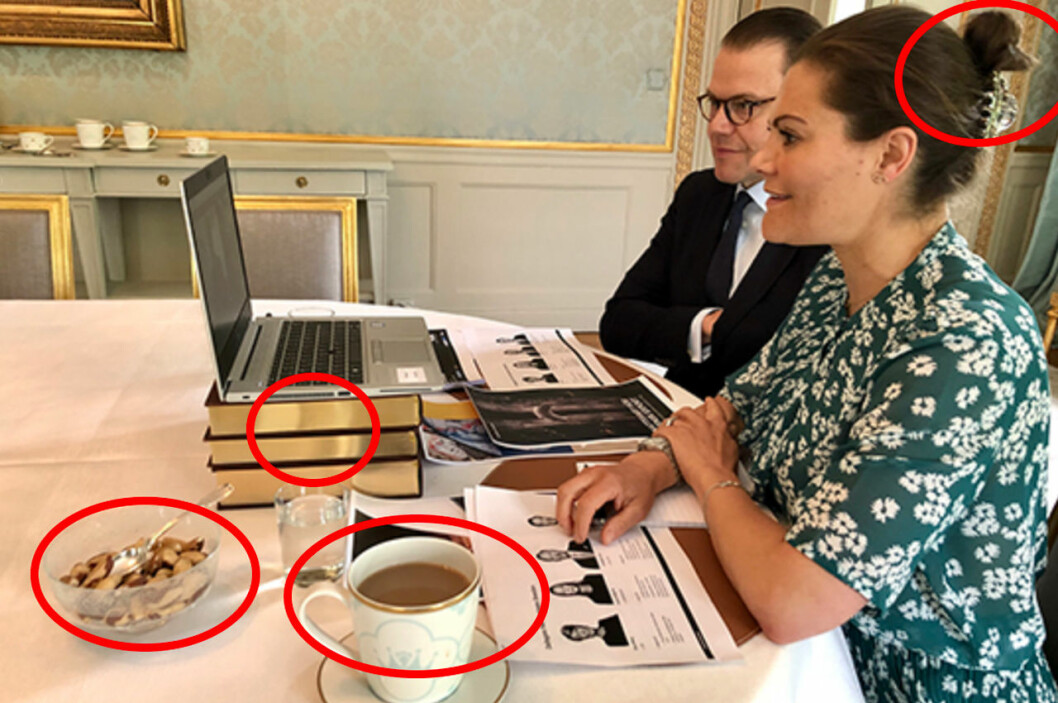 En liten mänsklig reva i den strikt yrkesmässiga fasaden… Kronprinsessan Victoria och prins Daniel har videomöte i matsalen på Haga.