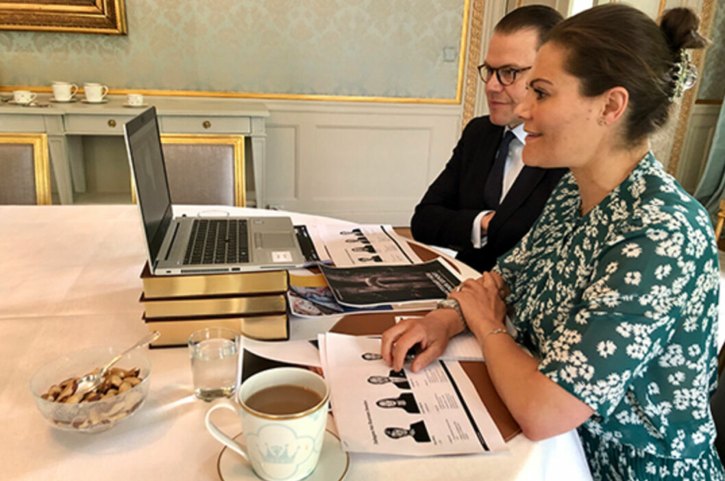 Känslan vid videomötena på Haga har varit strikt och kunglig – tills nu. Kronprinsessan Victoria och prins Daniel har videomöte i matsalen på Haga.