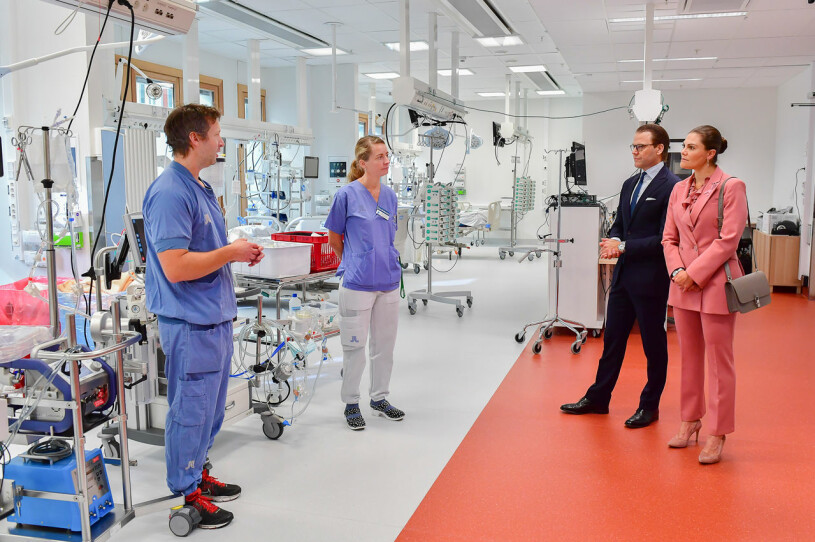 Kronprinsessan Victoria och prins Daniel vid besöket på Karolinska universitetssjukhusets ECMO-avdelning tidigare i höstas. Kronprinsessan Victoria Prins Daniel Karolinska universitetssjukhusets ECMO-avdelning