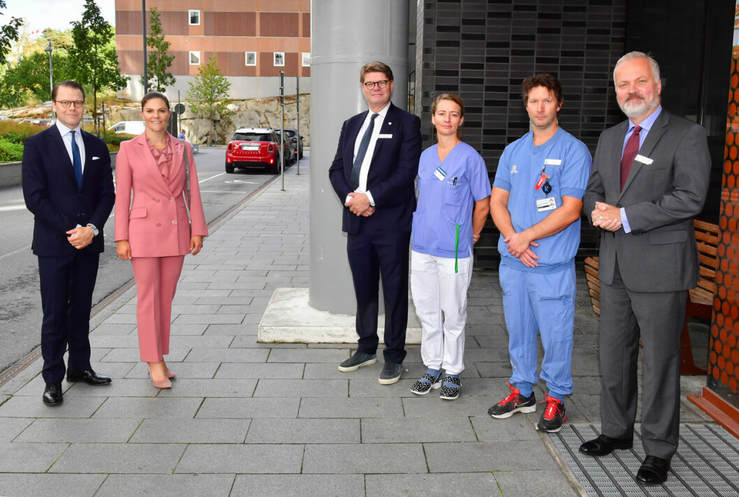 Kronprinsessparet med sjukhuschefen Björn Zoega, sjuksköterskan Mia Pettersson, verksamhetschefen Lars Falk och temachefen Svante Norgren. Kronprinsessan Victoria Prins Daniel Ecmo-Centrum Karolinska