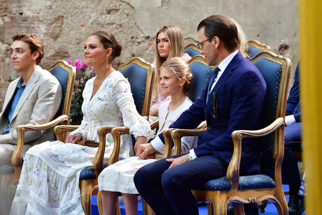Ser ni Johanna i bakgrunden? Victoriadagen 2020 - Victoria Daniel och Estelle håller handen