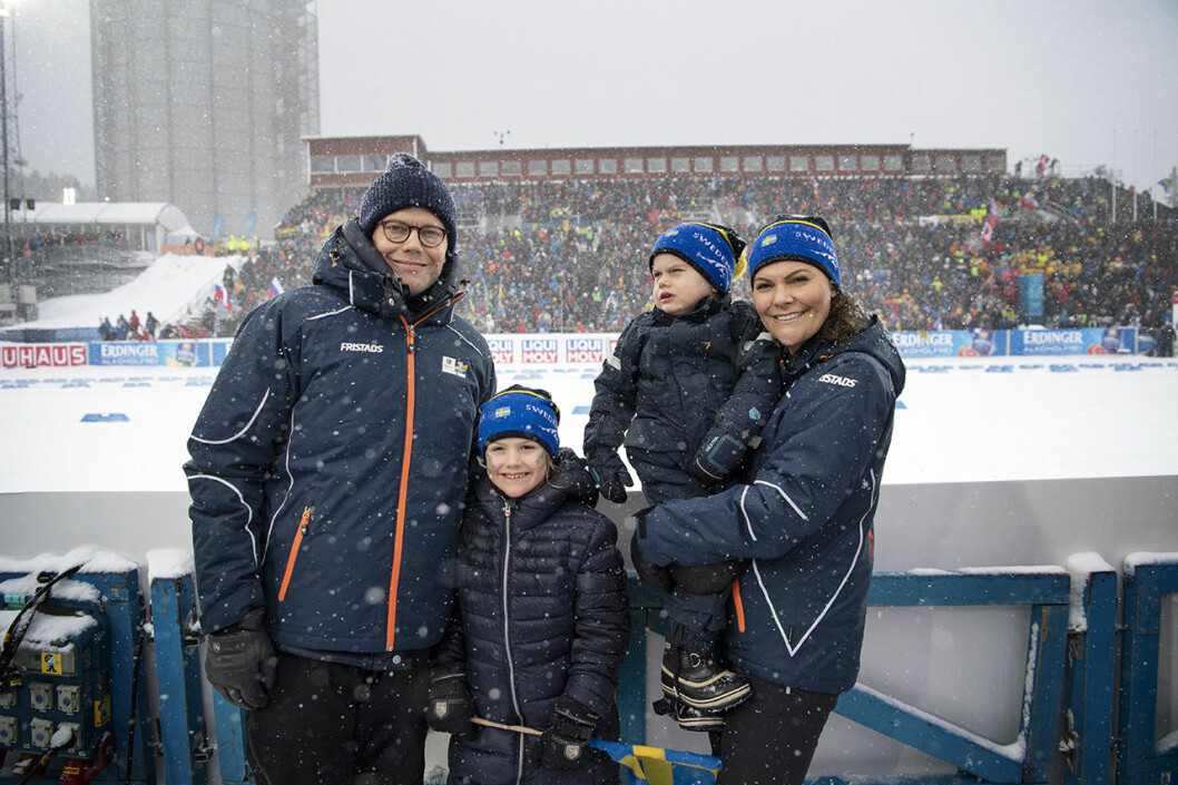 Hela familjen mitt i ett snöfall under skidskytte-VM i Östersund tidigare i år.