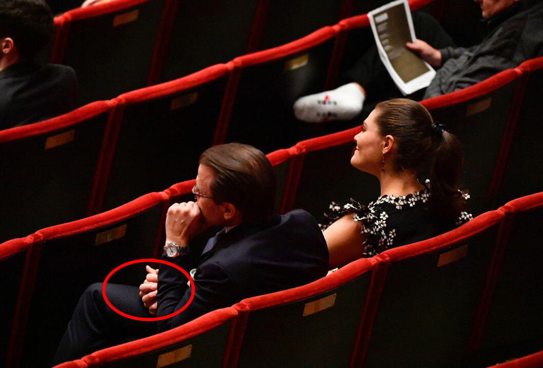 Daniel kramade Victorias hand. En bild av deras uppenbara lycka över att ha varandra. Prins Daniel kronprinsessan Victoria håller handen