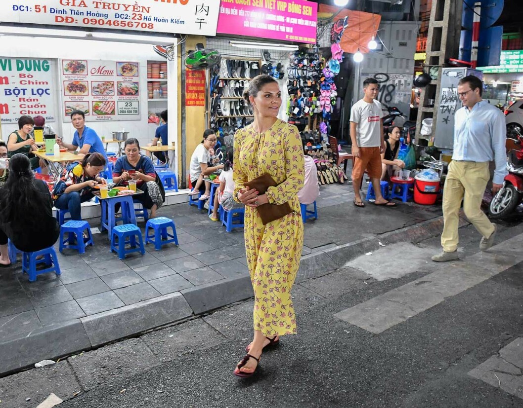 Klockan var nästan tio på kvällen när Victoria och Daniel gav sig ut för att titta på vardagslivet i Hanoi. Victoria och Daniel på promenad för att se mer av vardagslivet i Vietnams huvudstad Hanoi.