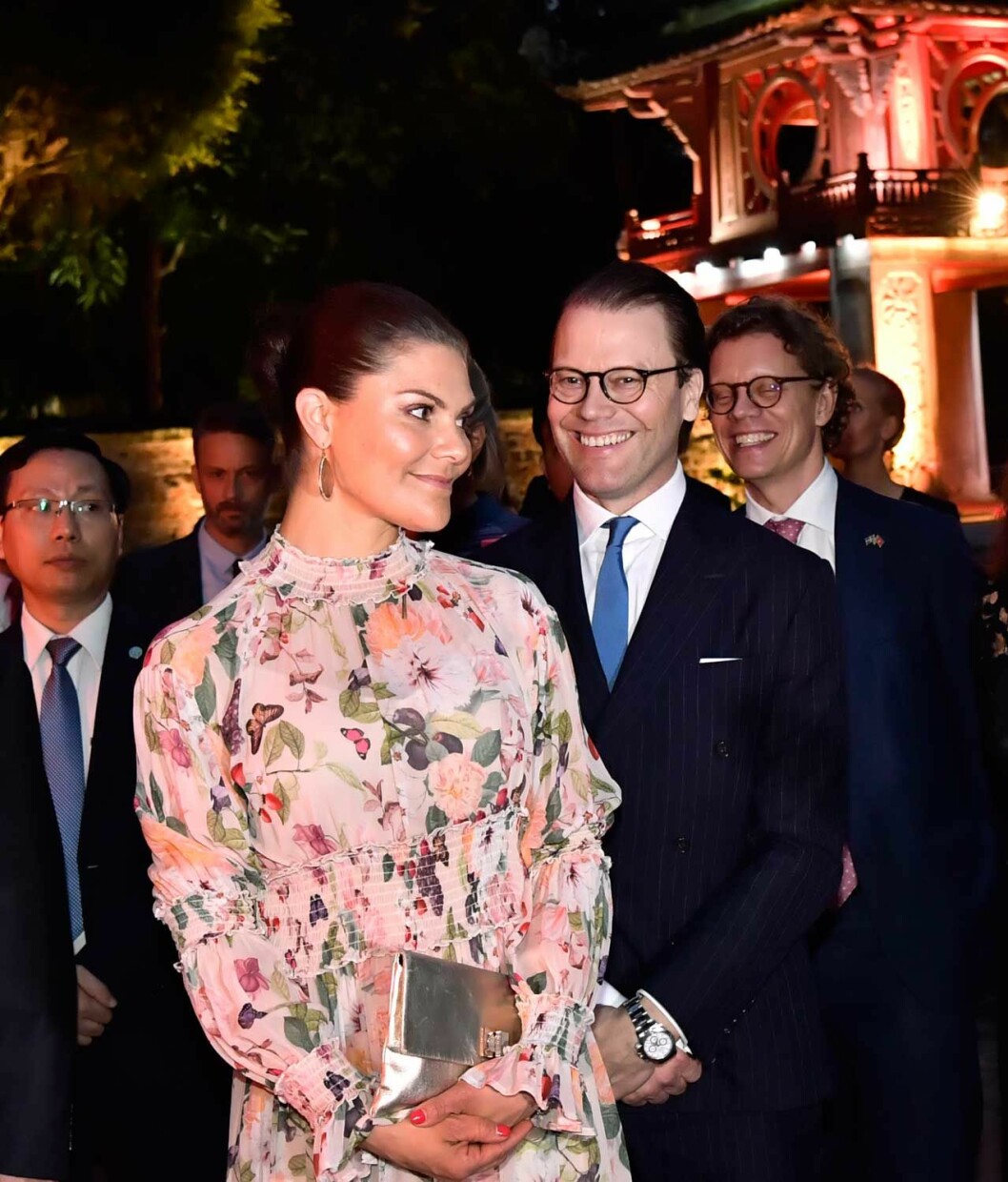 Prins Daniel tre steg bakom Victoria. Bakom till höger skymtar Sveriges Vietnam-ambassadör Pereric Högberg. Prins Daniel tre steg bakom Victoria. Bakom till höger skymtar Sveriges Vietnam-ambassadör Pereric Högberg.