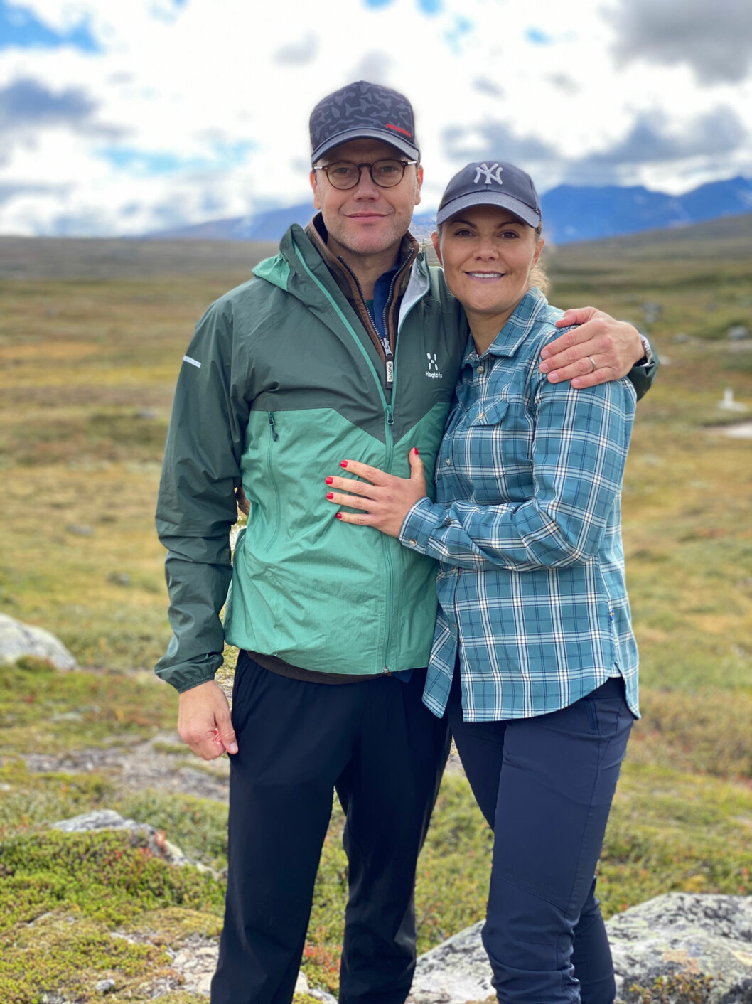 Victoria och Daniel fick en härlig barnfri helg. Prinsessan Estelle och prins Oscar var kvar hemma på Haga. Kronprinsessan Victoria och prins Daniel vandrar Jämtlandstriangeln.