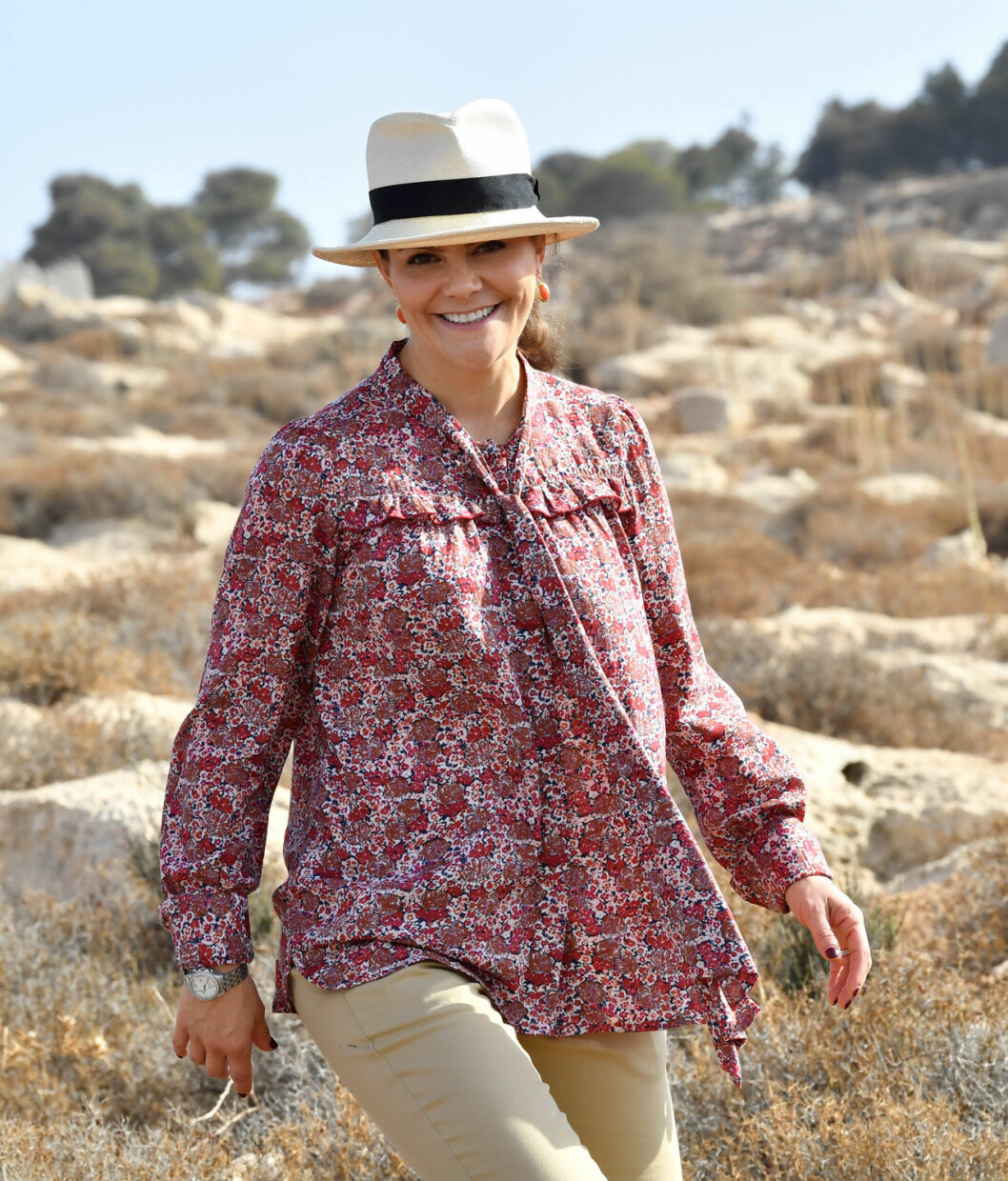 Victoria i blus och hatt.