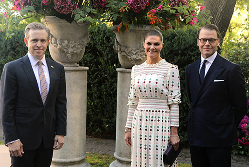 Ett inofficiellt ”uppdrag” var denna bjudning hos den amerikanska ambassaden för ett par veckor sedan. Här med USA: s ambassadör Kenneth Ken Howery. Kronprinsessan Victoria prins Daniel USA:s ambassadör Kenneth Ken Howery