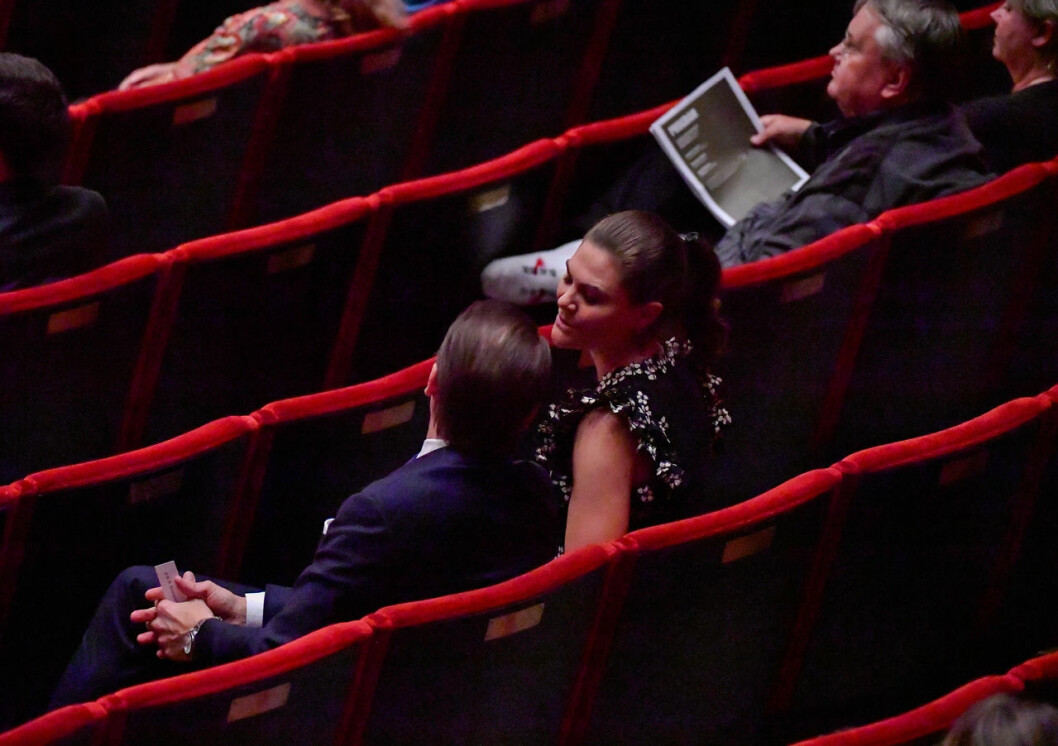 En ögonblick av kärlek – och det fastnade på bild. Kronprinsessan Victoria och prins Daniel på konsert i Konserthuset