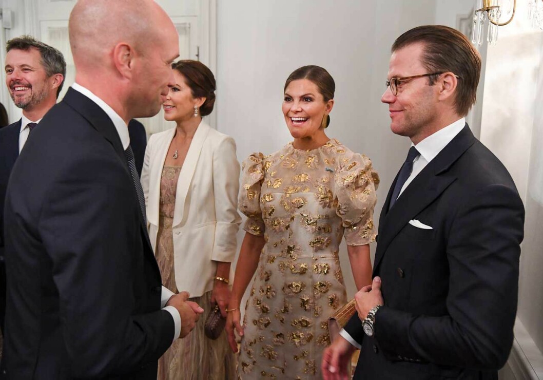 95 gäster betyder också 95 händer att skaka. Kronprinsessan Victoria och prins Daniel vid middagen i Köpenhamn.
