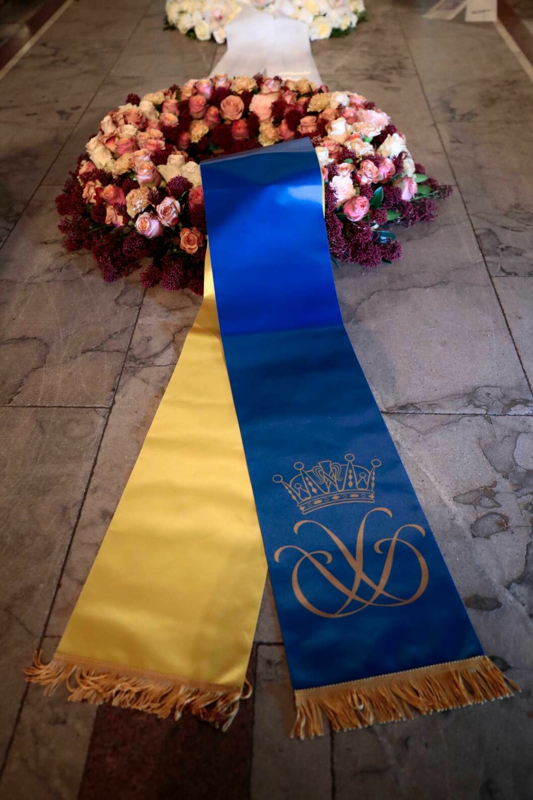 Blomsterhyllningen från kronprinsessan Victoria och prins Daniel. Kungaparet sände en likadan. Kronprinsessan Victorias och prins Daniels krans vid Ari Behns begravning.