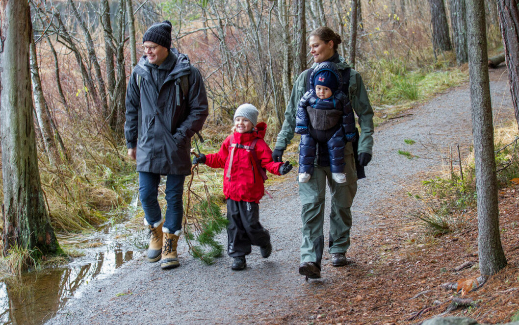 Äntligen får Victoria och Daniel lite tid att höstmysa med barnen. Victoria och Daniel med barnen i skogen.