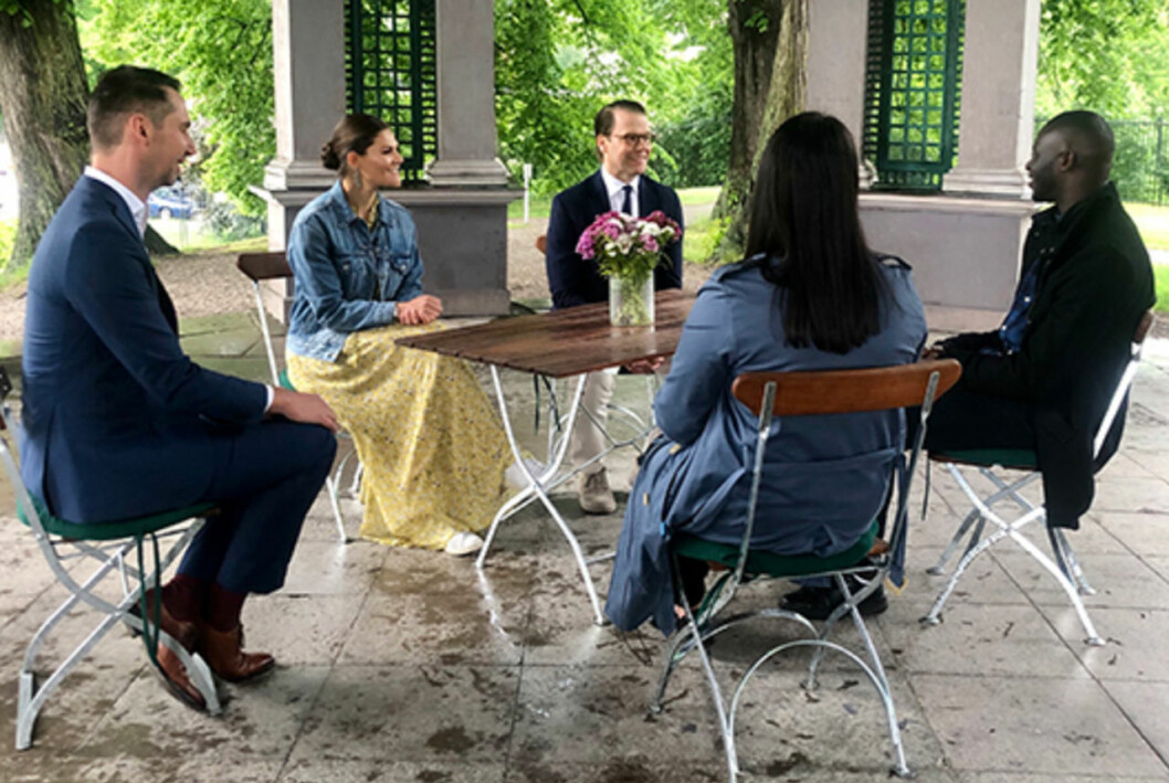 Fina Victoria och Daniel går helt på Sveriges officiella linje. Victoria och Daniel och Läxhjälpen