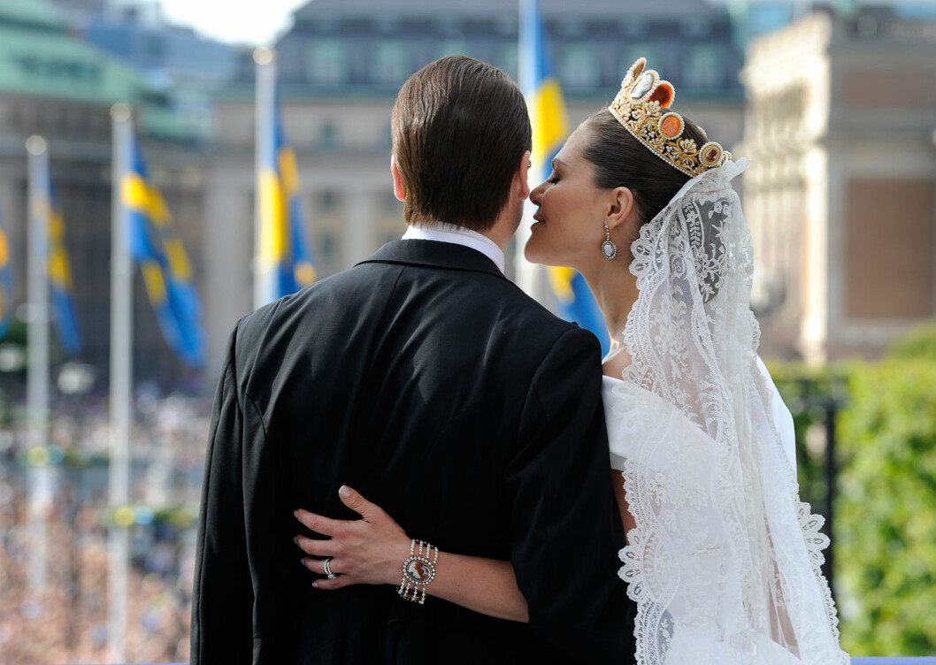 En kyss till. Och nere på Norrbro jublade hela folkhavet. Kronprinsessan Victoria och prins Daniel på Lejonbacken efter bröllopet 2010.
