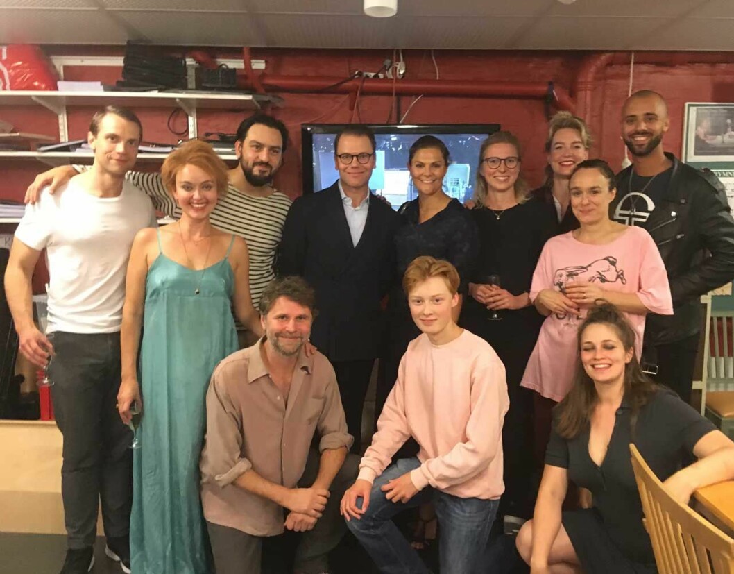 Victoria och Daniel backstage på Dramaten med ensemblen från Linje Lusta. Victoria och Daniel backstage på Dramaten med ensemblen från Linje Lusta.