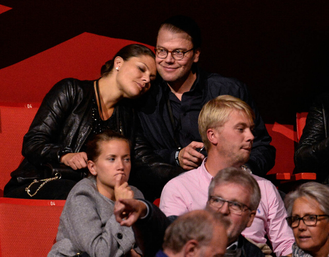 …och så litet ömhet på U2-konsert i Globen. Kronprinsessan Victoria och prins Daniel under U2:s konsert i Globen.