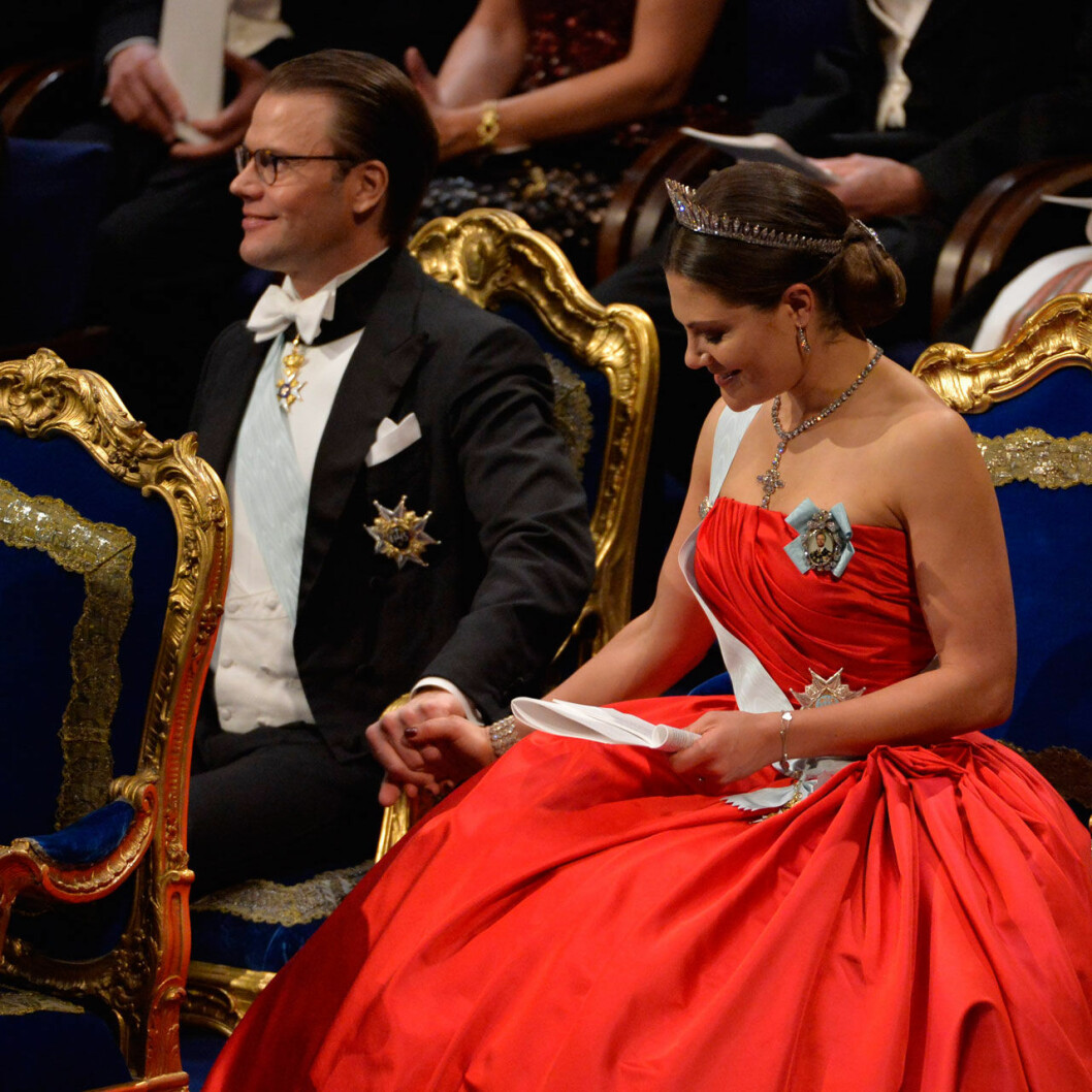 Kronprinsessan Victoria och prins Daniel hand i hand under Nobelprisutdelningen 2014.